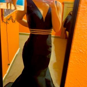 ✨LADIES✨ selling these beautiful prom dresses